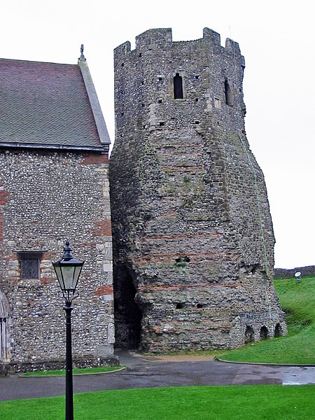 Fil:DoverCastle-lighthouse-2004-10-03.jpg