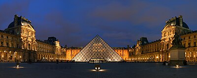 Louvren med sin pyramid