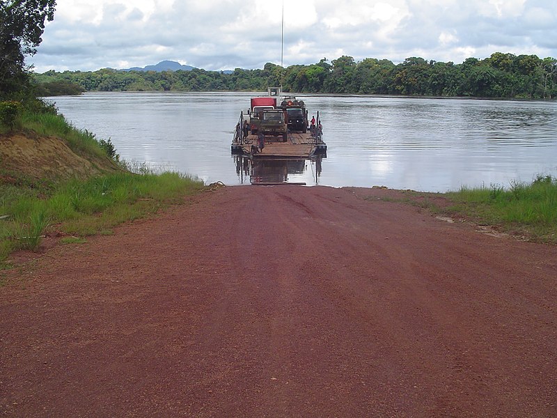 Fil:Pontoon Crossing at Mango Landing Essequibo River.jpg