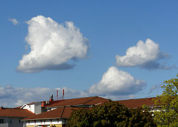 Små cumulus mediocris. Mediocris karaktäriseras av att den är ungefär lika bred som hög.