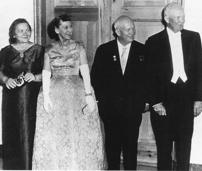 Fil:Dwight Eisenhower Nikita Khrushchev and their wives at state dinner 1959.png