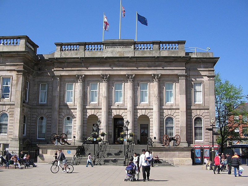 Fil:Ashton-under-Lyne town hall.jpg