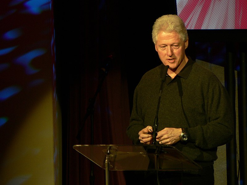 Fil:Bill Clinton talking at TED 2007.jpg