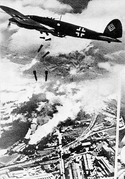 Fil:German plane bombing Warsaw 1939.jpg