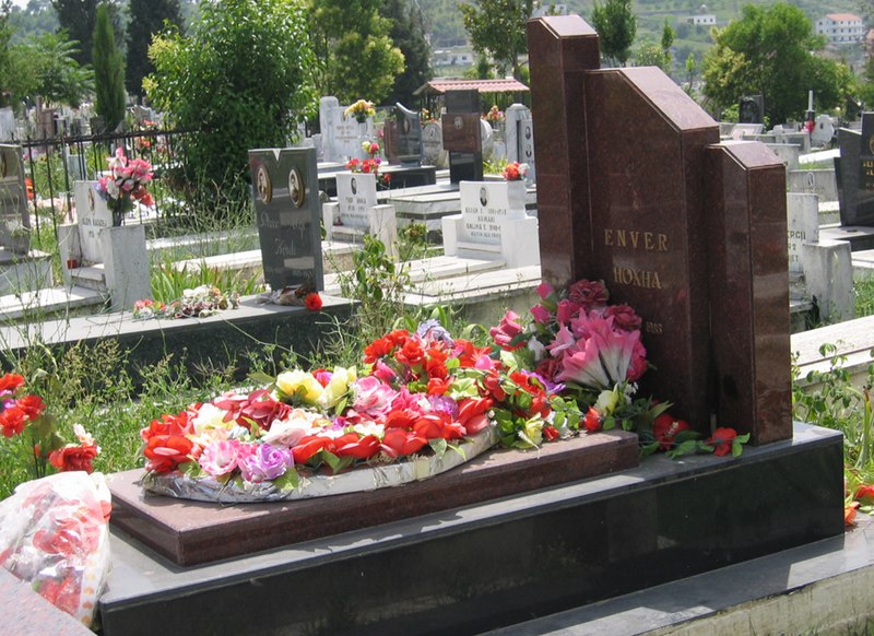 Fil:Grave Hoxha.jpg