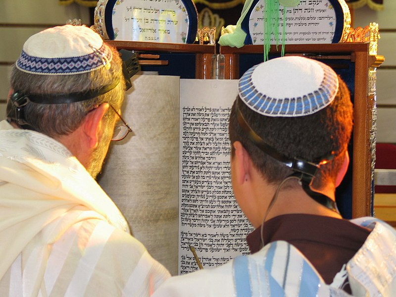 Fil:Torah Reading Sephardic custom.jpg