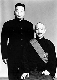Chiang Ching-kuo (stående t.v.) med sin far Chiang Kai-shek.
