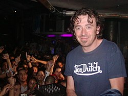 Benny Benassi under en konsert i El Salvador i Juli 2004.