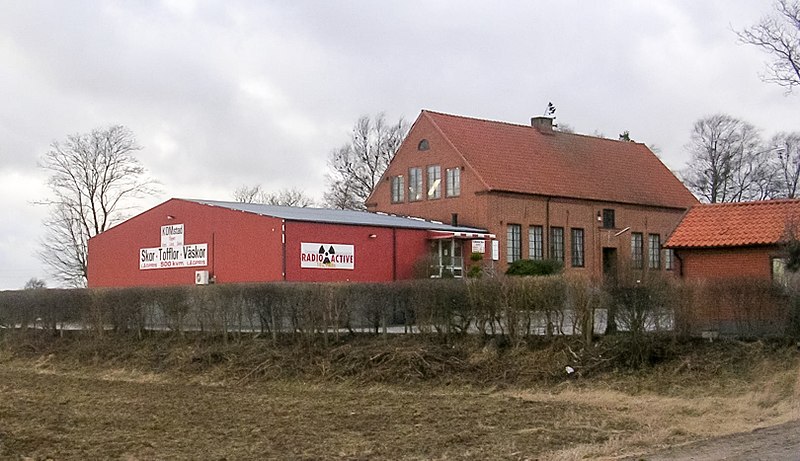 Fil:Gammal skolbyggnad i Komstad.jpg