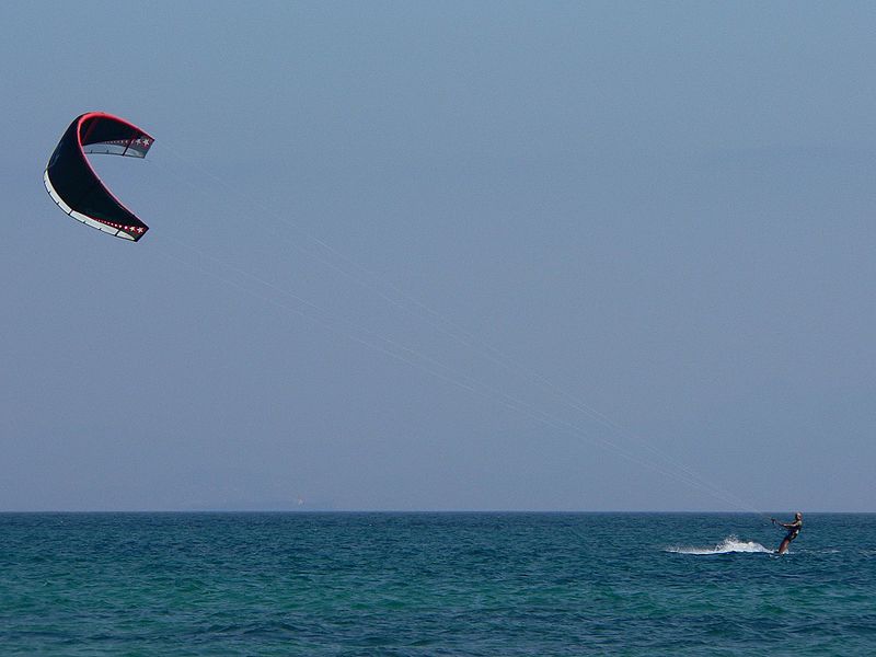 Fil:Kitesurfing.JPG