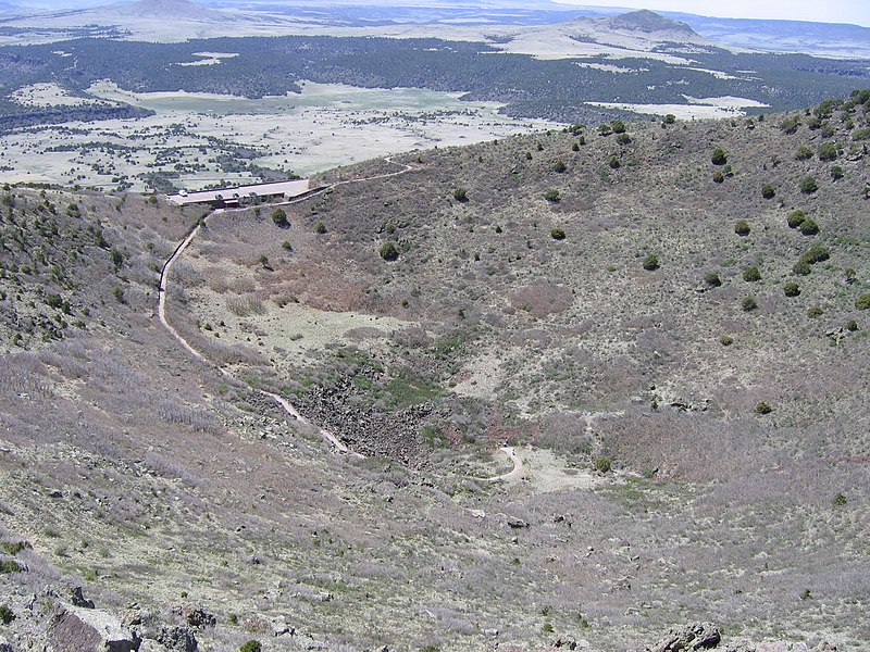 Fil:Capulin Volcano path to crater floor.jpg