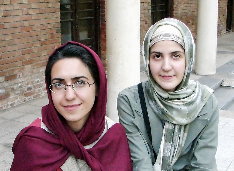 Fil:Two young women of Iran.jpg