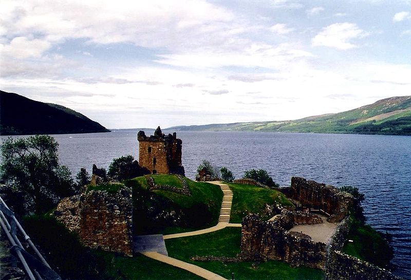 Fil:Urquhart castle and loch ness.JPG
