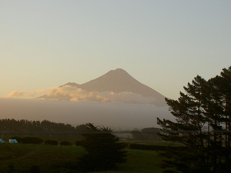 Fil:Mount Taranaki (2006).JPG