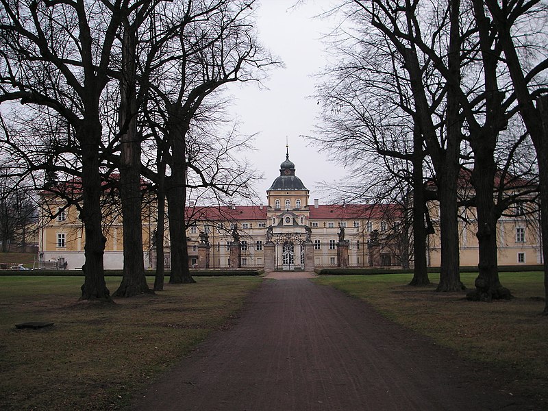 Fil:Novy zamek park.jpg