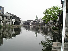 Bebyggelse längs en kanal i Nanxun.