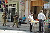 Israeliska soldater patrullerar på en palestinsk gata i Hebron på Västbanken. Den första intifadan bryter ut den 9 december 1987.