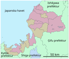 Karta över Fukui prefektur, städer i vinröd ton och köpingar i grått.