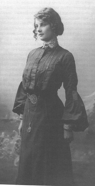Fil:Greta Sjöberg, around 1903.jpg