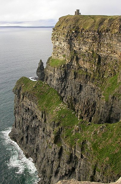 O'Brien's tower och Aranöarna vid Cliffs of Moher på Irland.