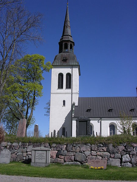 Fil:Lunda kyrka maj 2006.JPG