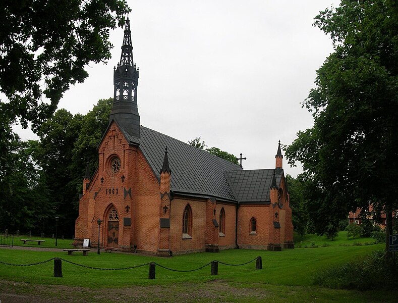 Fil:Taxinge kyrka framsidan 2005-07-31.jpg