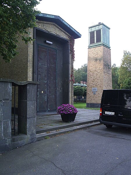 Fil:Nuvarande krematoriet på Kvibergs kyrkogård, den 7 september 2005..JPG