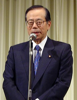 Fukuda vid ett möte 2004