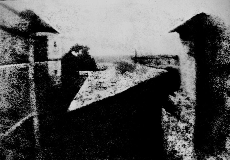 Fil:View from the Window at Le Gras, Joseph Nicéphore Niépce, uncompressed UMN source.png