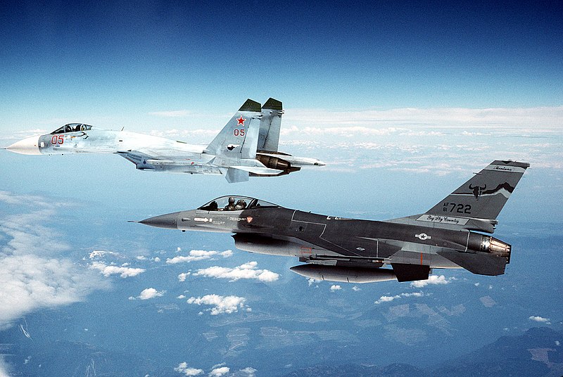 Fil:A Su-27 escorted by an F-16.jpg