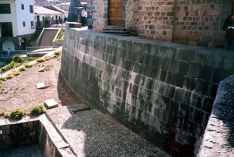 Fil:Cusco Coricancha Base wall of Inti-Huasi.jpg