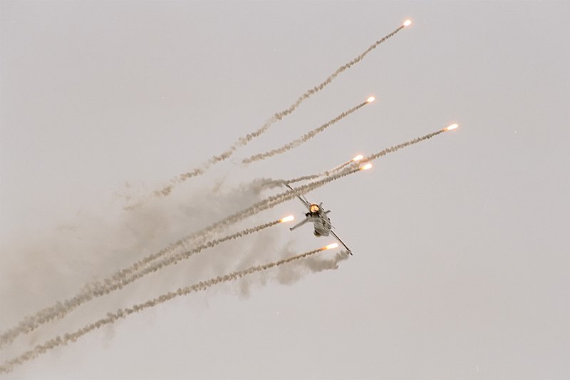 Fil:F-16 MLU of Royal Netherlands Air Force's Solo Display Team (reg. J-055), flares, Radom AirShow 2005, Poland.jpg