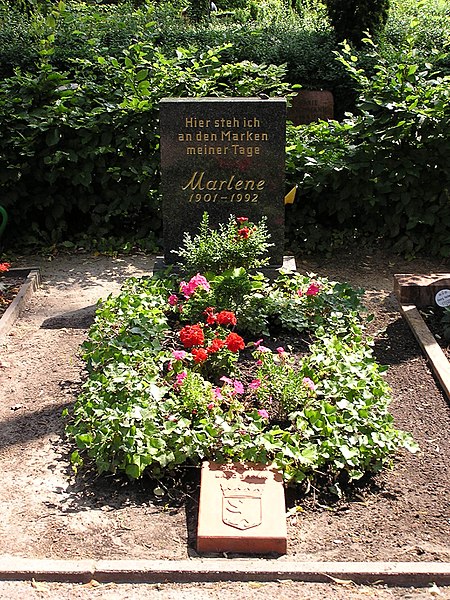Fil:2006-07-24 Friedhof Schoeneberg III Grab Dietrich.jpg