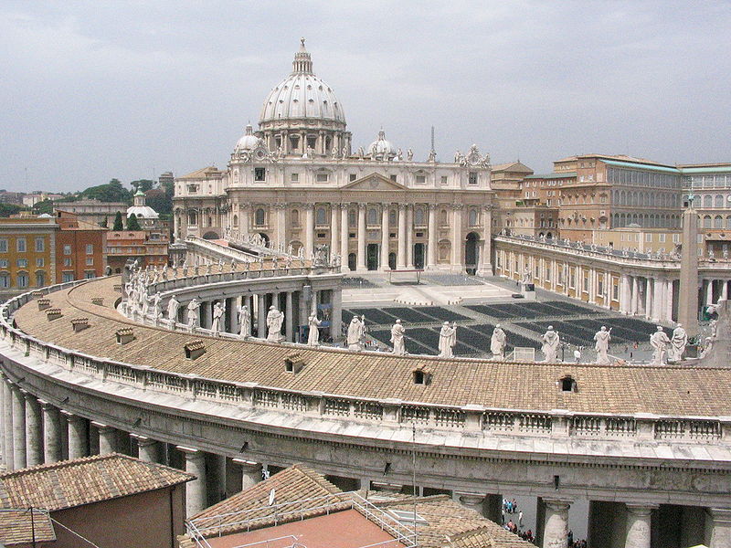 Fil:View of saint Peter basilica from a roof.jpg