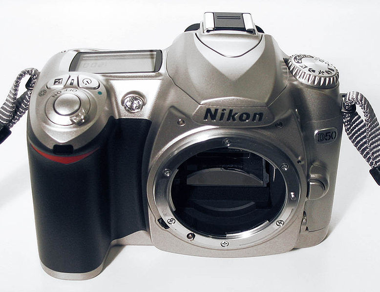 Fil:Nikon D50 body front.jpg