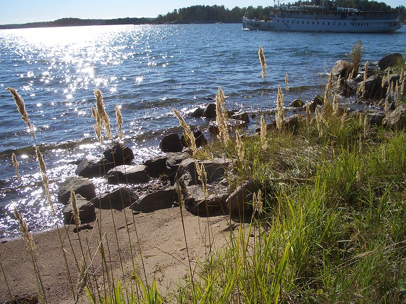 Fil:Beach at Södra Grinda, with boat in background.jpg