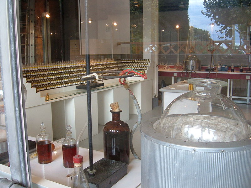 Fil:Fragonard perfume lab.JPG