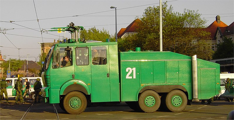 Fil:Polizei Wasserwerfer.jpg