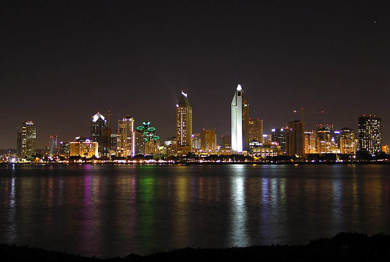 Fil:Sandiego skyline at night.JPG