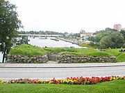 Falkenbergs borgruin mittemot Gamla stan, på andra sidan Ätran, vid bron