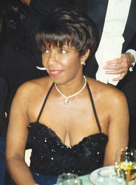 Fil:Natalie Cole at the 44th Emmy Awards cropped and airbrushed.jpg