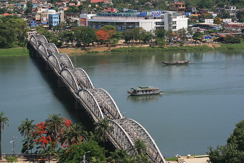 Fil:Truong Tien Bridge .jpg