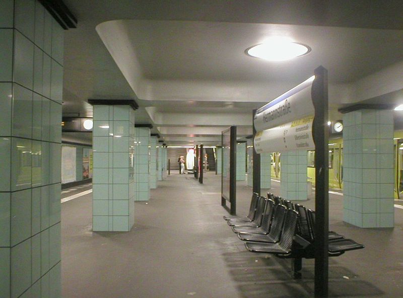 Fil:U-Bahn Berlin Hermannstraße 1.JPG