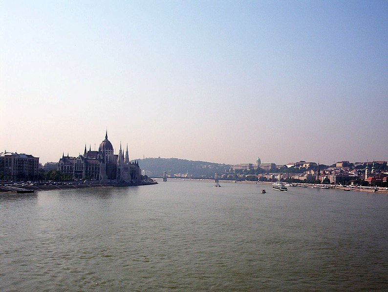 Fil:Danube at Budapest, Margit Bridge.jpg