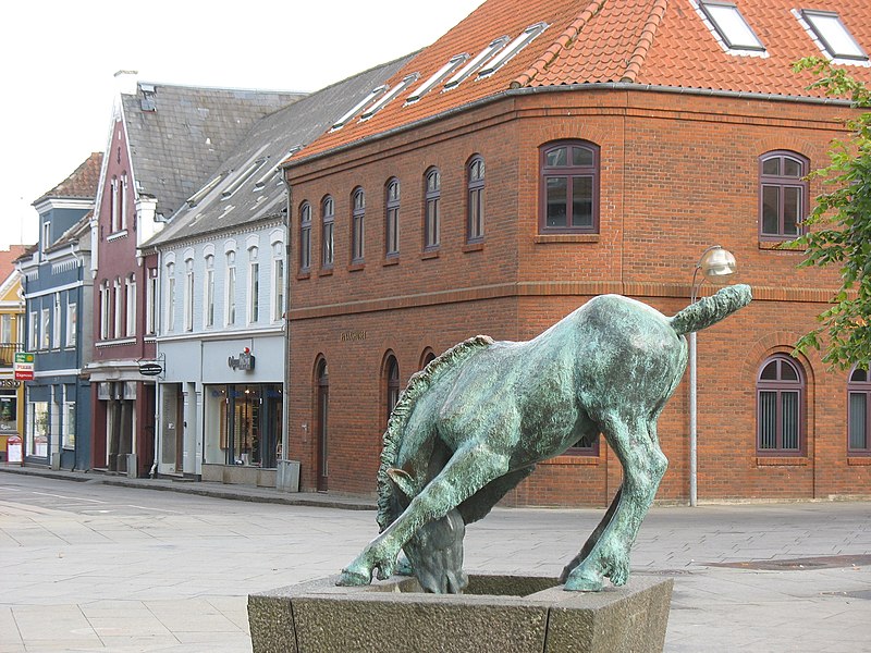 Fil:Nykøbing Mors - statue af hest.JPG