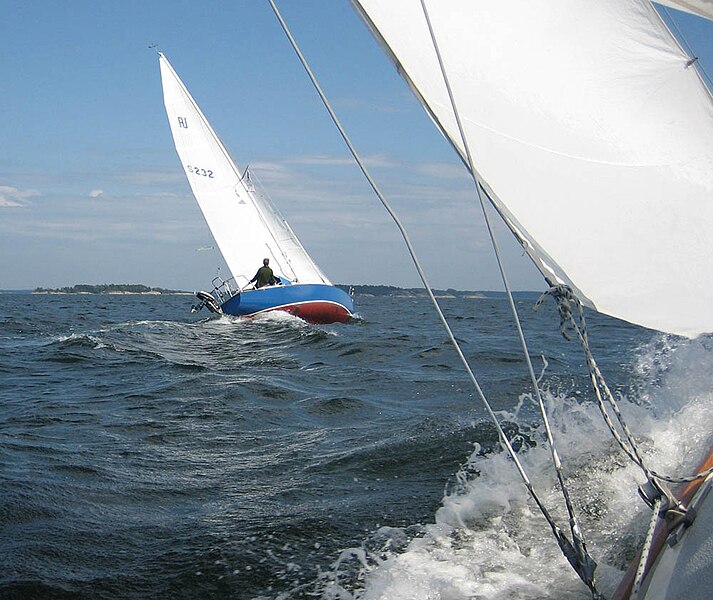 Fil:Rj85 sailing on kanholmsflaerden.jpg