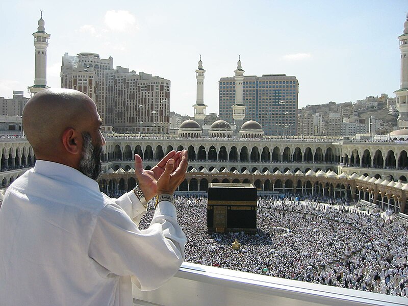 Fil:Supplicating Pilgrim at Masjid Al Haram. Mecca, Saudi Arabia.jpg