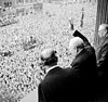 En triumferande Churchill gläds tillsammans med folkmassorna 1945.