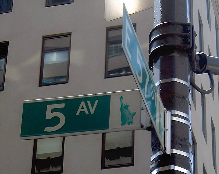 Fil:Street sign at corner of Fifth Avenue and E 57th Street in NYC.jpg