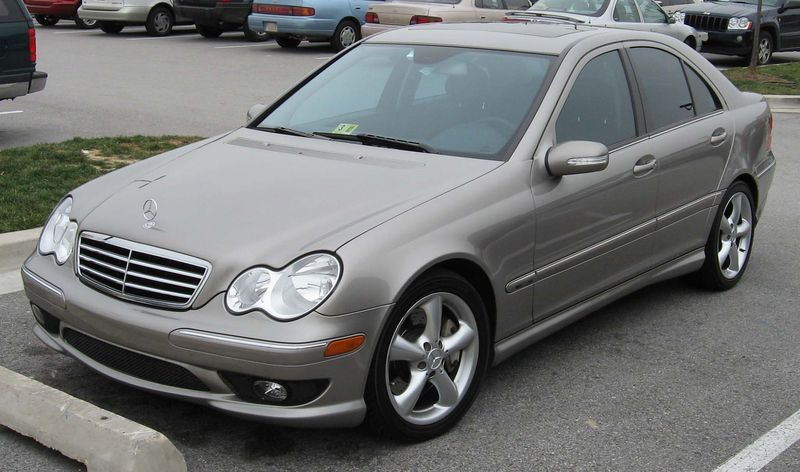 Fil:2005-2007 Mercedes-Benz C-Class.jpg